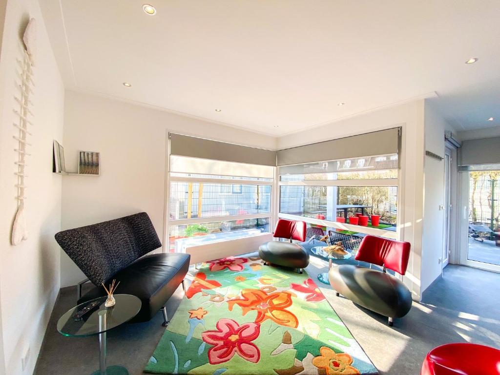 a living room with two chairs and a rug at Vakantiehuis Zee, Bos & Duin Zoutelande ZO02 in Zoutelande