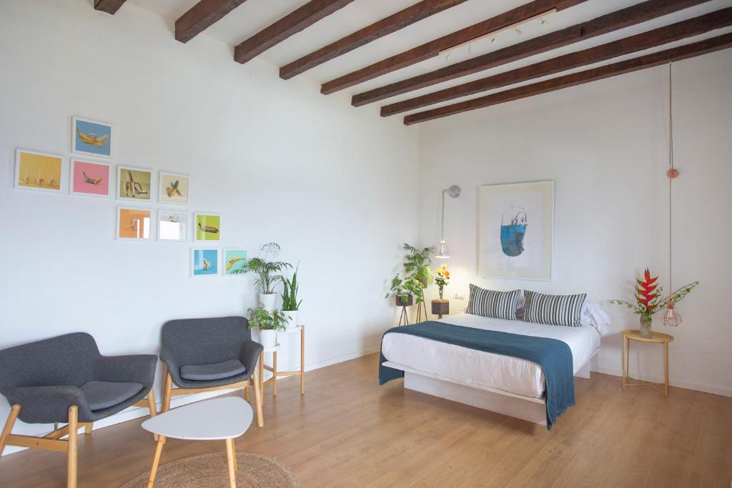 una camera con un letto e due sedie e un tavolo di Hacienda El Socorro a Los Realejos