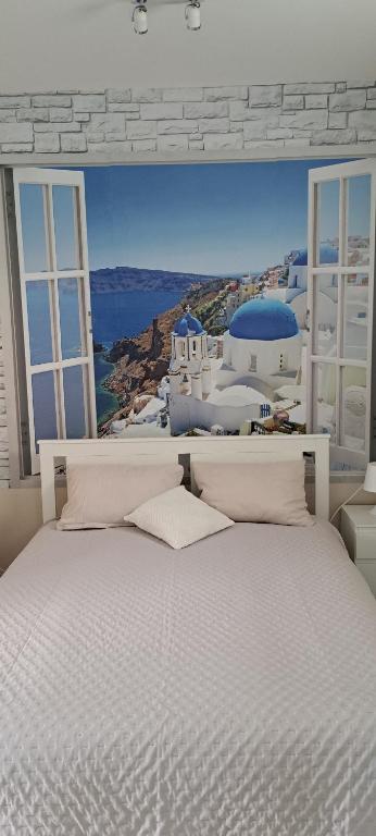 Rúm í herbergi á Santorini