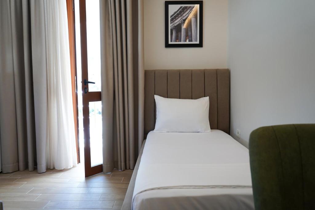 DelMar Apartments - Studio Apartment