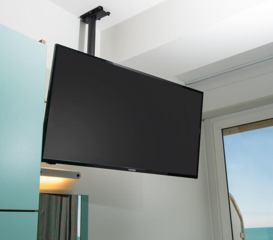 TV a/nebo společenská místnost v ubytování Hotel International direttamente sulla Sabbia