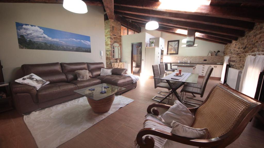 ein Wohnzimmer mit einem Sofa und einem Tisch in der Unterkunft Apartamento Naturaleza in Mosqueruela