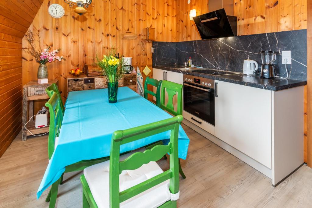 een keuken met een tafel met groene stoelen bij Ferienwohnung historischer Markt in Heppenheim an der Bergstrasse