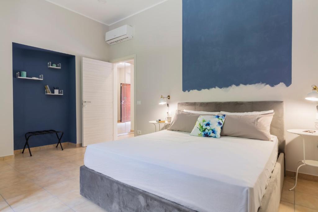 a bedroom with a large bed with a blue wall at Lo Scorcio Marmore in Belvedere Inferiore