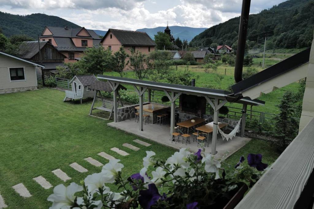 Nespecifikovaný výhled na hory nebo výhled na hory při pohledu z hotelu
