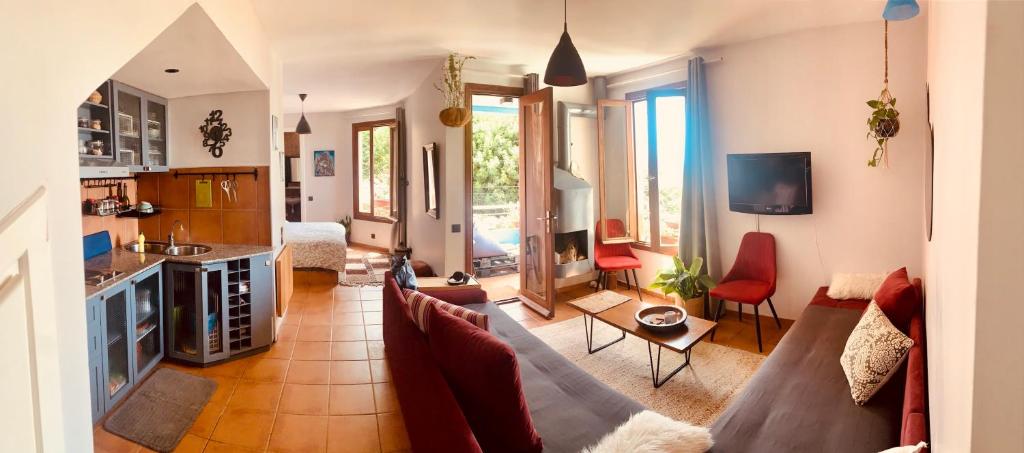 uma sala de estar com um sofá e uma cozinha em Studio vue sur mer em Dar Bouazza