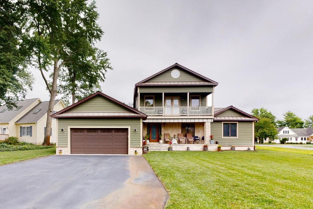 une maison avec une grande cour et un garage dans l'établissement Country Village - 17 South Horseshoe Drive, à Ocean View