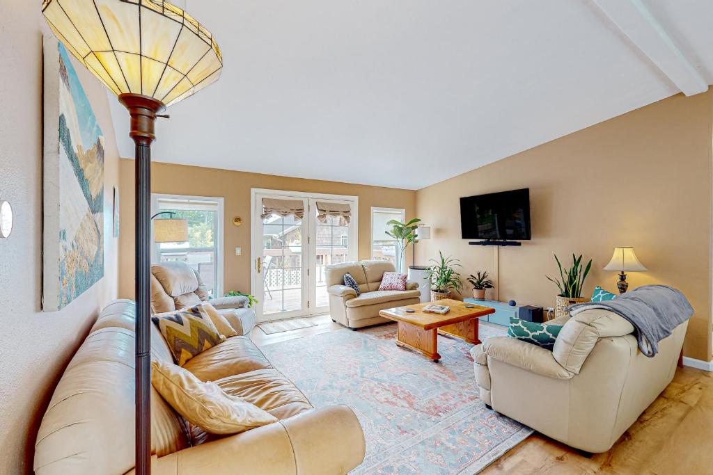 Dolphin Street Delight, Rockaway Beach (updated prices 2024)