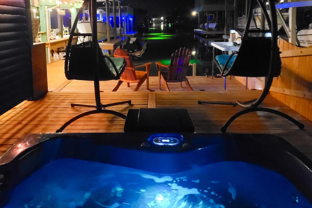 加爾維斯敦的住宿－Jamaican Waves，配有桌椅的客房内的热水浴池