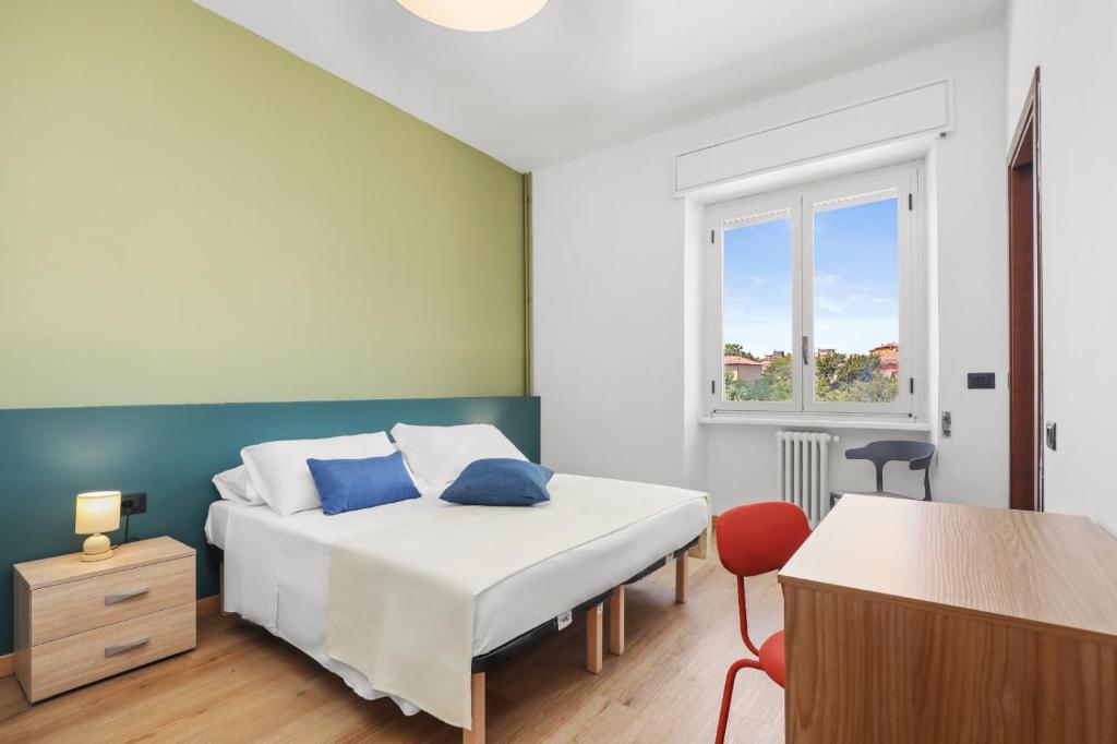 Rúm í herbergi á Easy Stay Terni