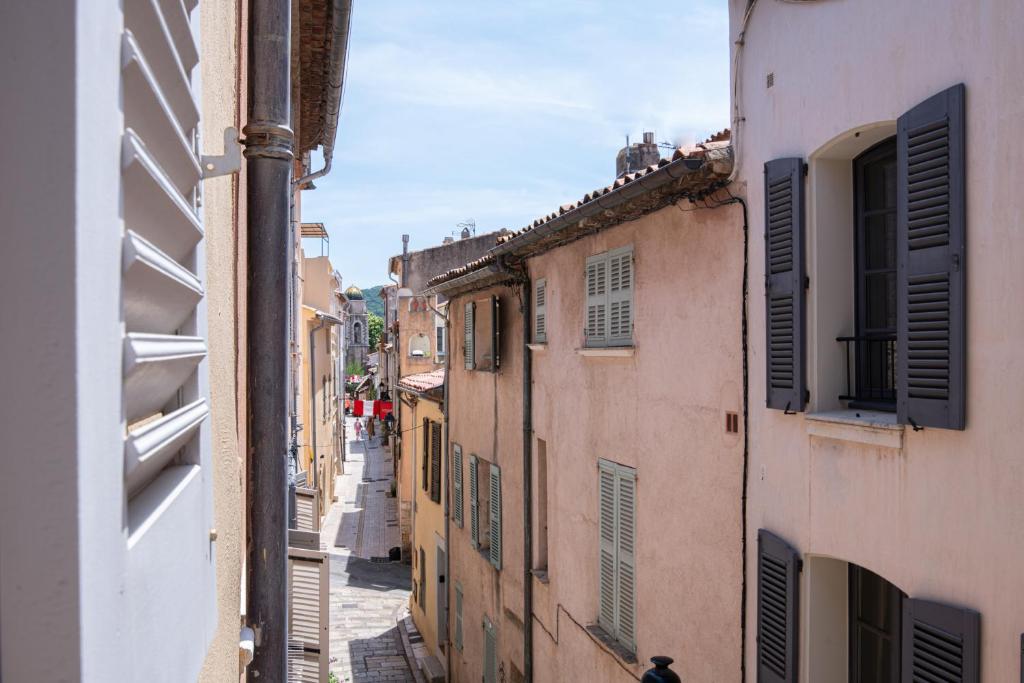un callejón en un casco antiguo con edificios en Pick A Flat&#39;s Apartment in Saint-Tropez- Rue du Portail Neuf, en Saint-Tropez