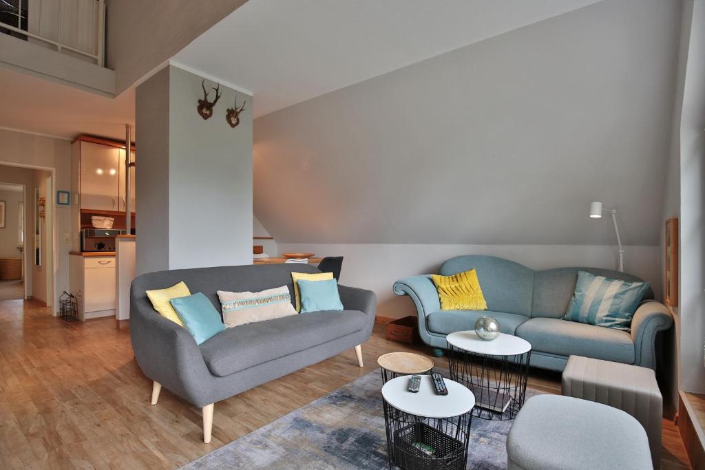ein Wohnzimmer mit 2 Sofas und 2 Tischen in der Unterkunft Am Rosenhain 6 Am Rosenhain 6 Appartement 5 in Timmendorfer Strand