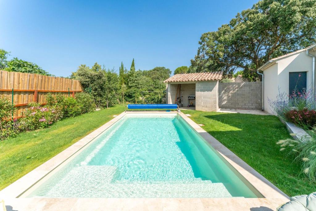 une piscine dans la cour d'une maison dans l'établissement Mas Mayflower, à Cabrières-dʼAvignon