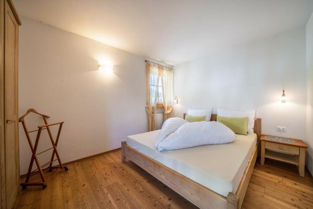 سرير أو أسرّة في غرفة في Naturresidenz Theistadl Apt 202