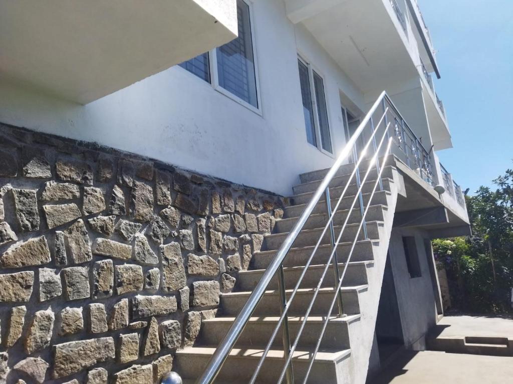 um conjunto de escadas que levam até uma parede de pedra em Acon Resorts em Kodaikanal