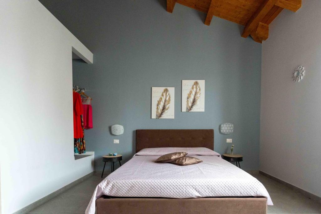 a bedroom with a bed and two end tables at Casa vacanze Parisi in Villaggio Mosè