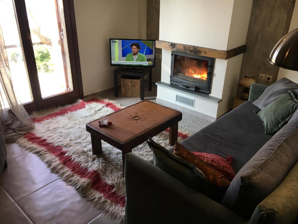 TV a/nebo společenská místnost v ubytování Aethri Pelion Suites