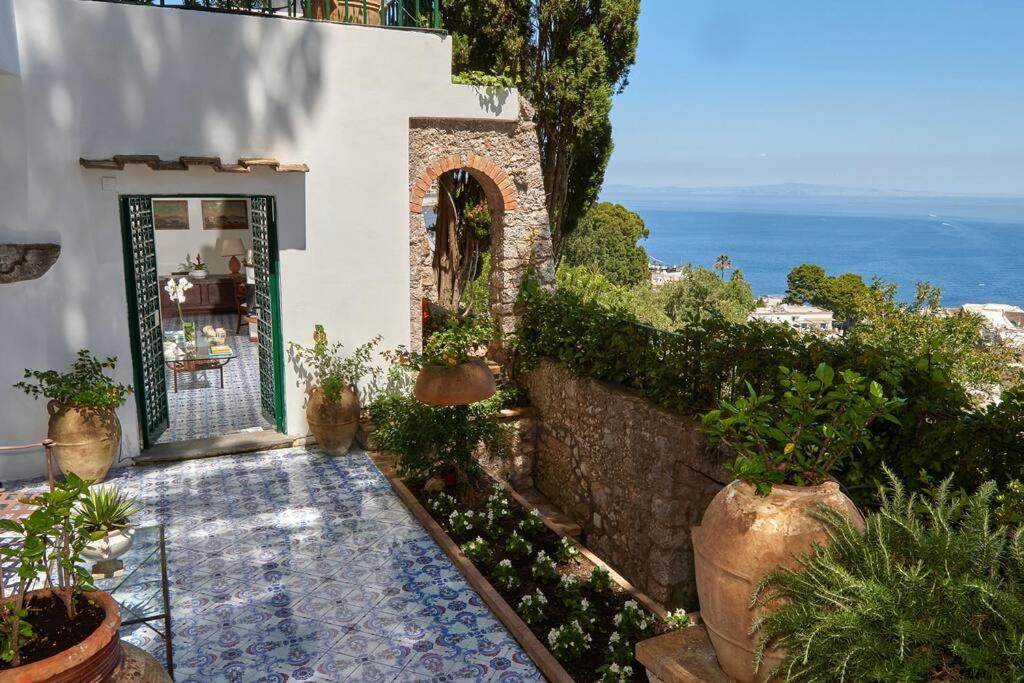 a house with a garden with potted plants at Villa La Sosta in Capri