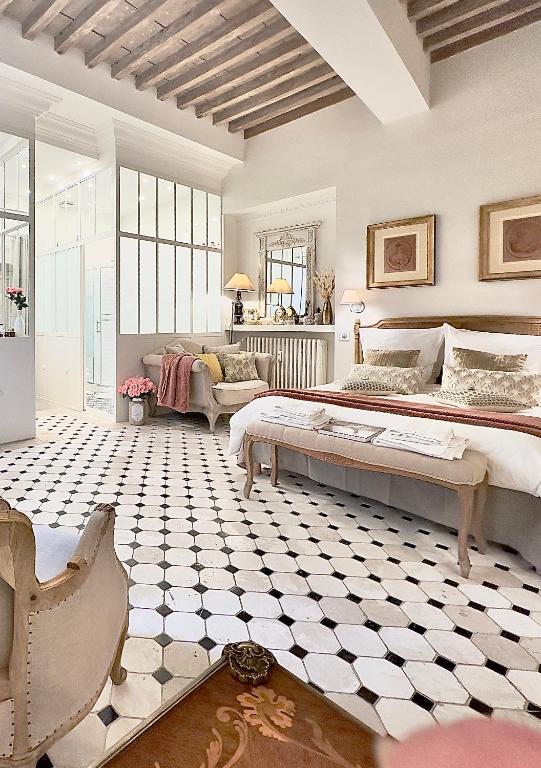 LES ANGES DELUXE AVIGNON - Suite Romantique Luxe - Free Parking and Jaguar Car Service - 