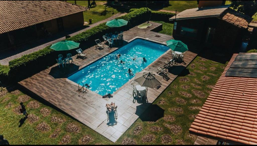 an overhead view of a swimming pool with umbrellas at Hotel Fazenda Coninho in Inhaúma