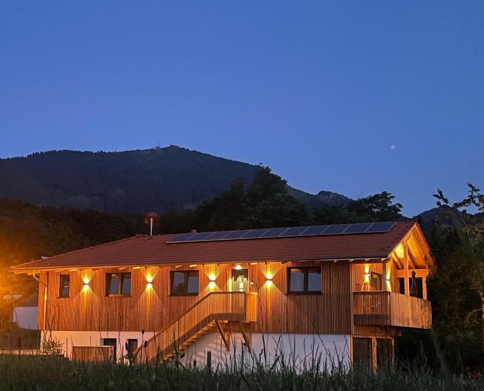 une maison dotée de panneaux solaires la nuit dans l'établissement samerbergzeit, à Samerberg