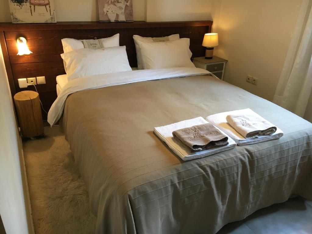 Postel nebo postele na pokoji v ubytování Aethri Pelion Suites