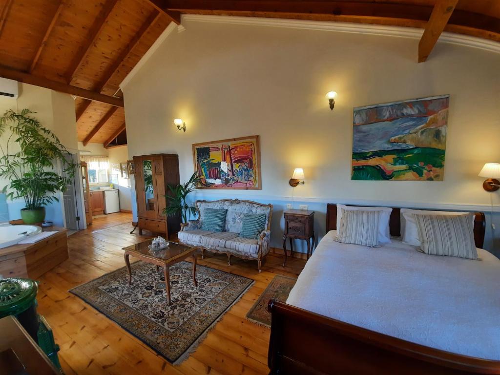 Postel nebo postele na pokoji v ubytování Ha'Seuda Ha'Achrona Suites