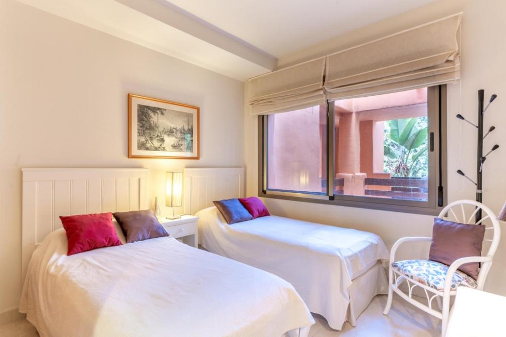 - une chambre avec 2 lits et une fenêtre dans l'établissement Frontal Sea Views Sotoserena, à Estepona