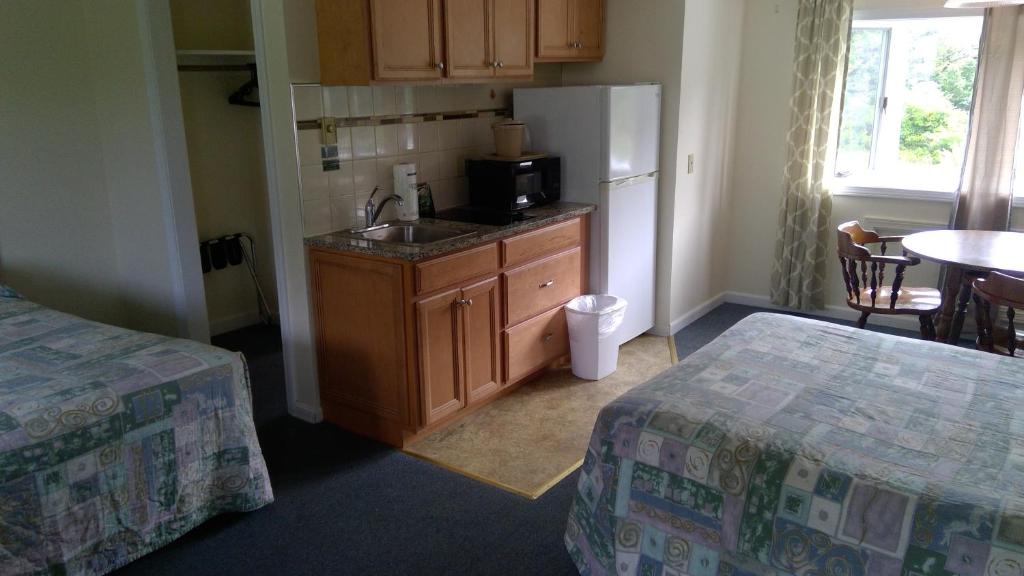 VILLAGE GREEN MOTEL photo