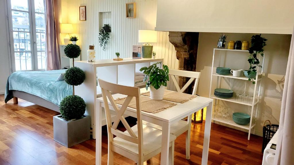 - un salon avec une table et un lit dans l'établissement Studio Comfy Décoré avec Goût au Port de Vannes, à Vannes