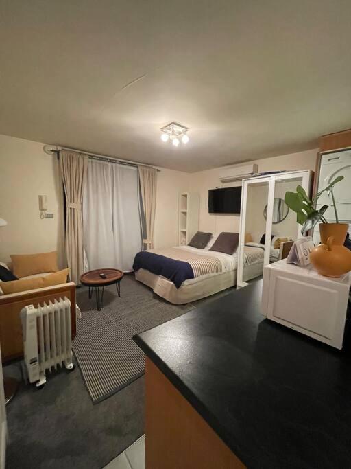 um quarto de hotel com um quarto com uma cama em Cosy Studio with Courtyard in Vibrant Fitzroy! em Melbourne