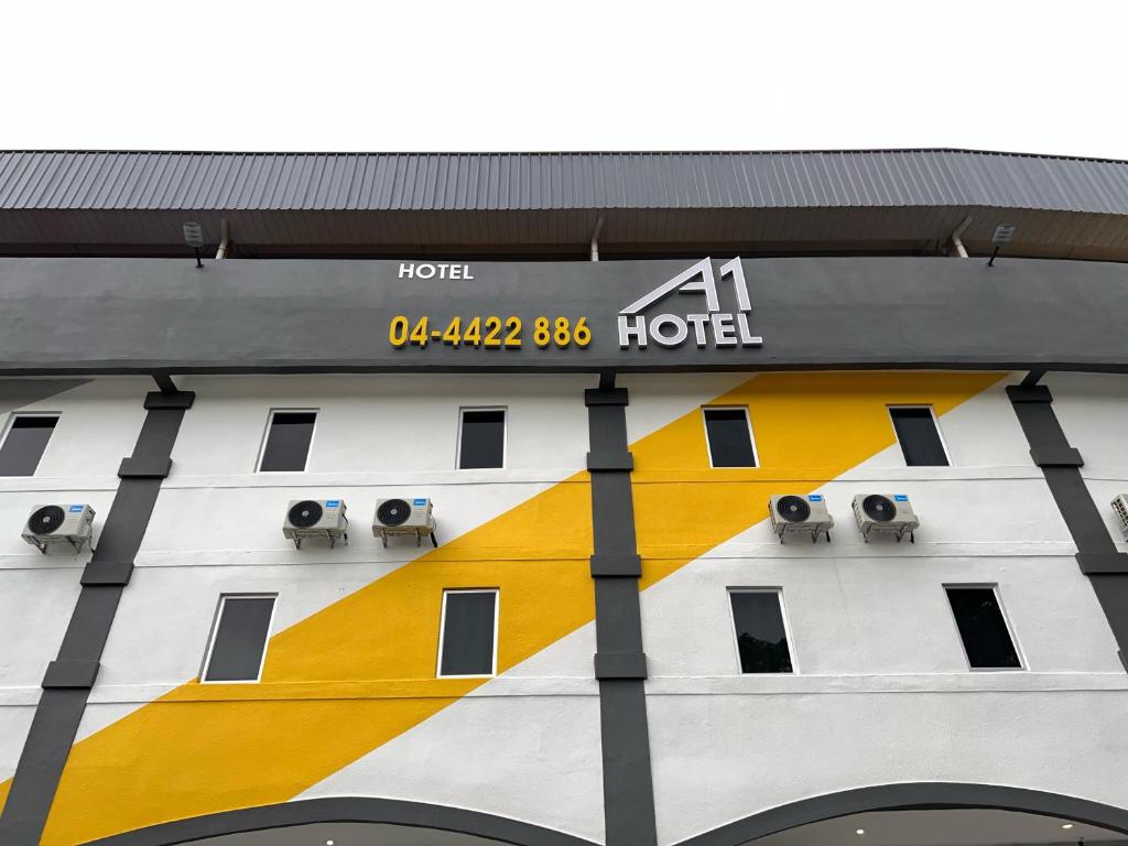 ein Hotel mit Kameras an der Seite eines Gebäudes in der Unterkunft A1 Hotel Sungai Petani in Sungai Petani