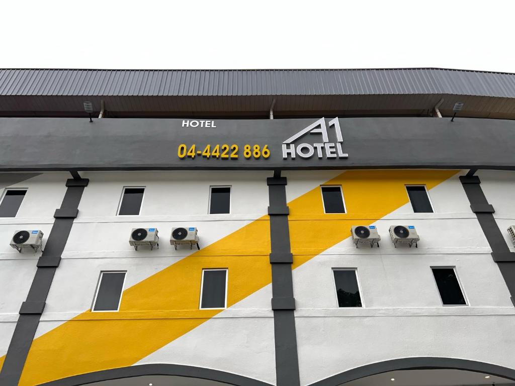 A1 Hotel Sungai Petani في سونغاي بيتاني: فندق بكاميرات على جانب مبنى