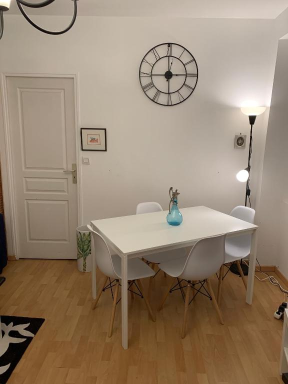 Zdjęcie z galerii obiektu Biarritz centre, près Avenue de Verdun, cosy Apt 2 pieces , salon , chambre séparé, rue très calme à 10 minutes à pied de la grande plage w Biarritz