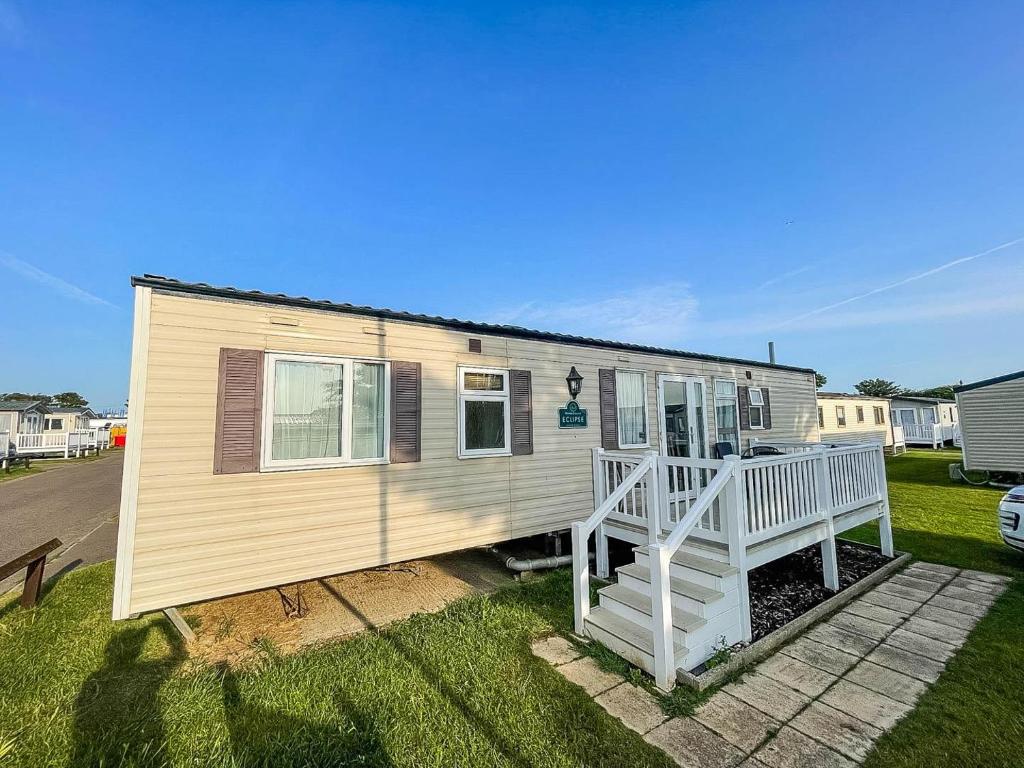 8 Berth Dog Friendly Caravan For Hire At Caisteronsea In Norfolk Ref