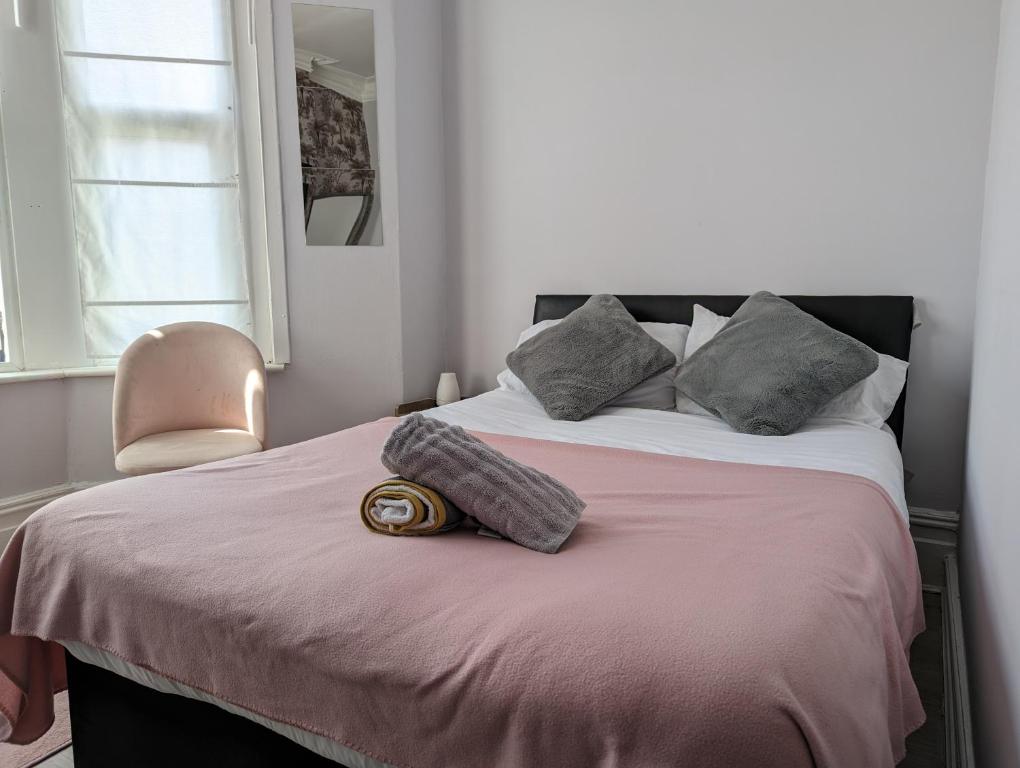 a bedroom with a large bed with a pink blanket at Budget 1 Bedroom Flat Inner-City Value in Cardiff