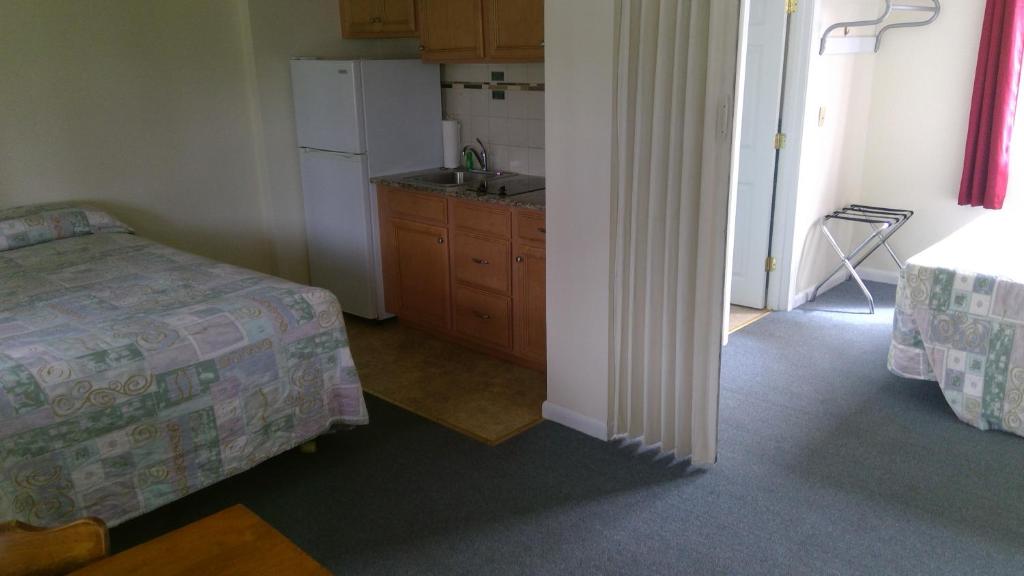 VILLAGE GREEN MOTEL photo