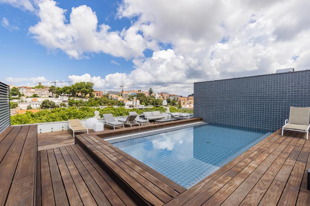 une piscine sur le toit d'un immeuble dans l'établissement Liberdade Elegance W/Rooftop Pool by LovelyStay, à Lisbonne