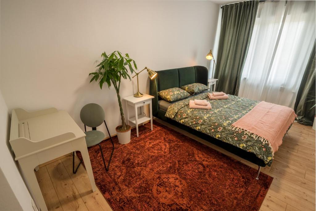 Un dormitorio con una cama y una mesa con una planta en Lemon Market rooms en Zagreb