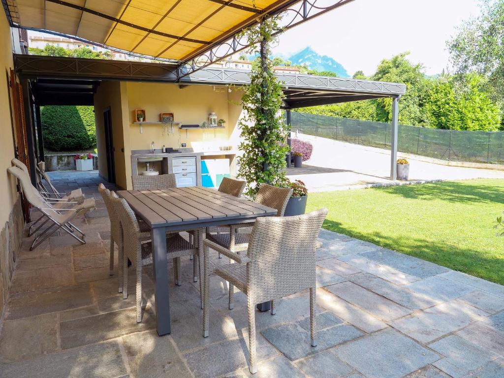 Patio lub wspólna przestrzeń na świeżym powietrzu w obiekcie Villa Olivee