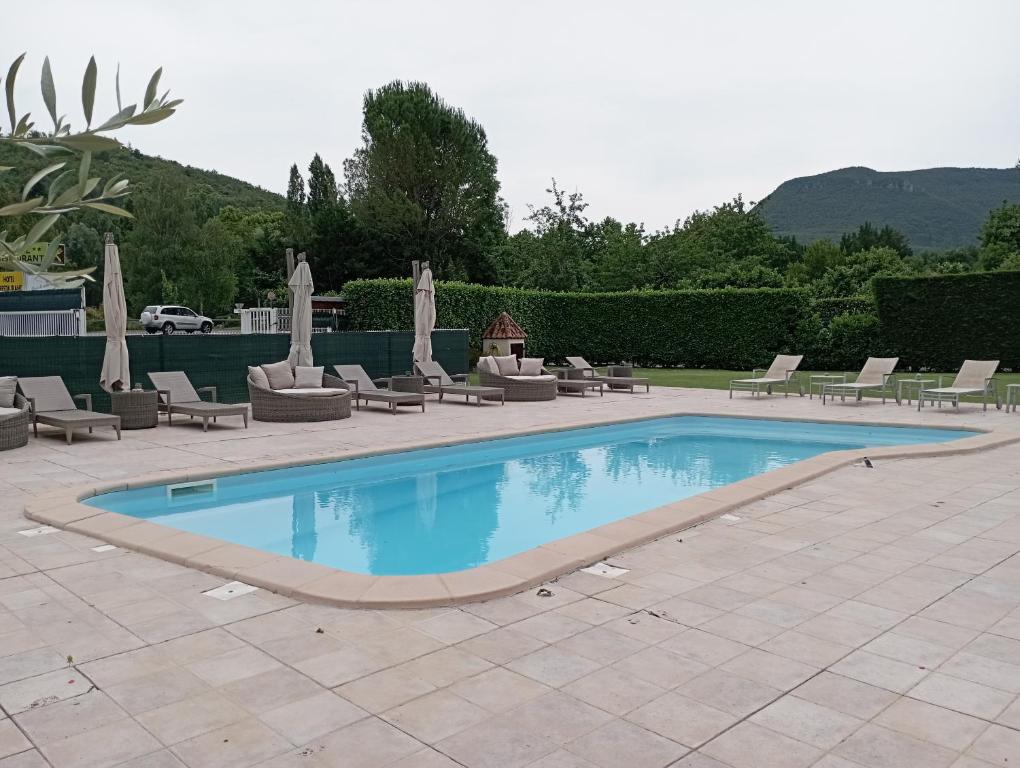 Bazén v ubytování Logis Hotel Restaurant Mas de la Prairie nebo v jeho okolí