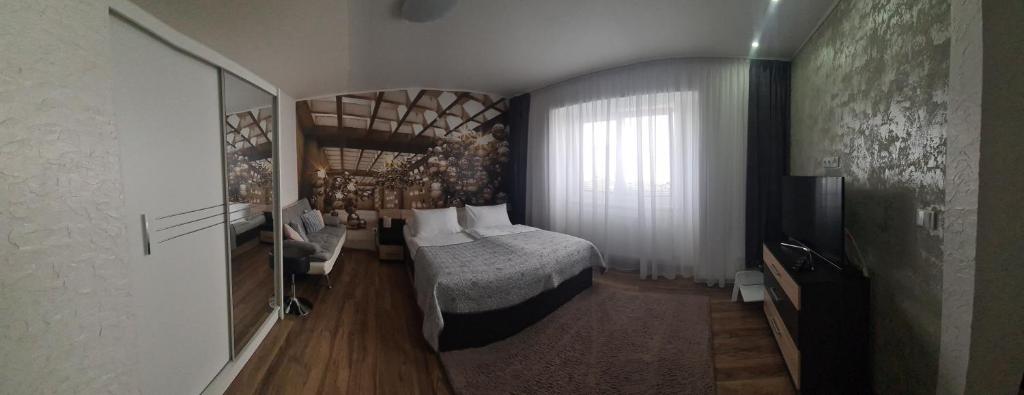 um quarto com uma cama e uma grande janela em Olomouc NEW2 em Olomouc