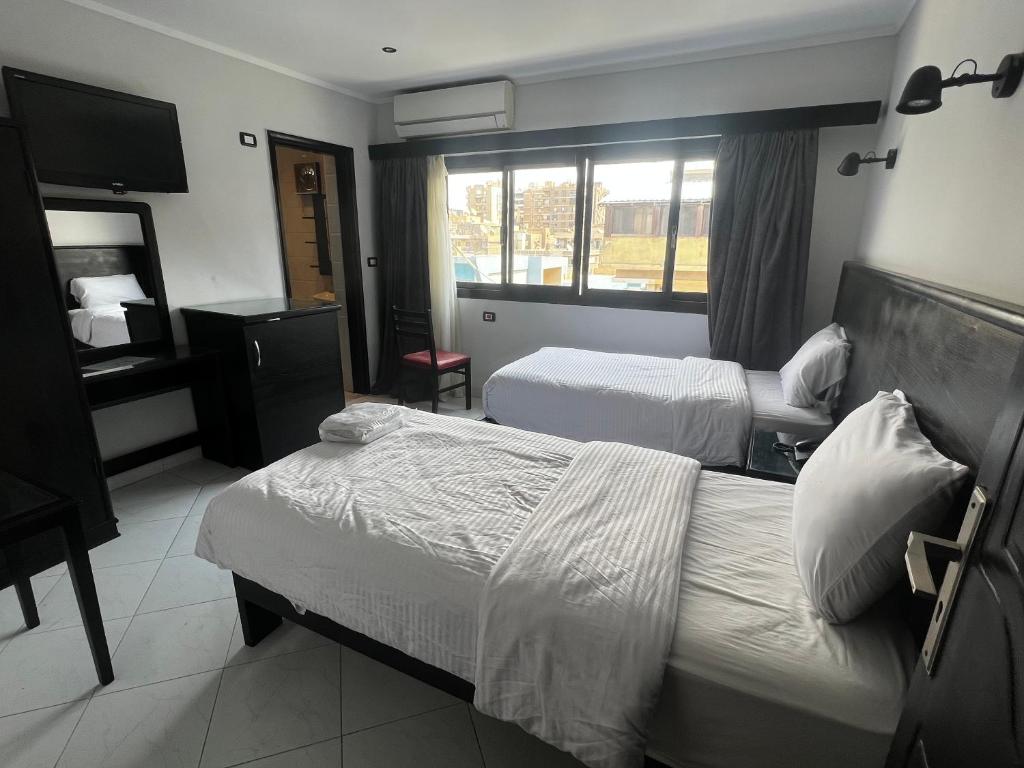 Postel nebo postele na pokoji v ubytování Helio Cairo Hotel