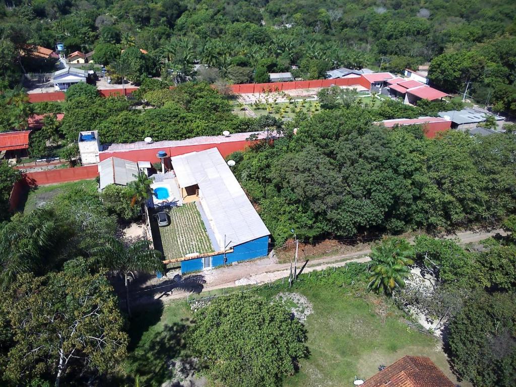 una vista aérea de una pequeña casa en un pueblo en Pousada Sossego Ronaldo e Clarinha, en Alter do Chao