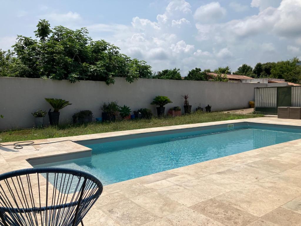 - une piscine avec une chaise à côté d'une clôture dans l'établissement Cavone 1, à Castellare-di-Casinca