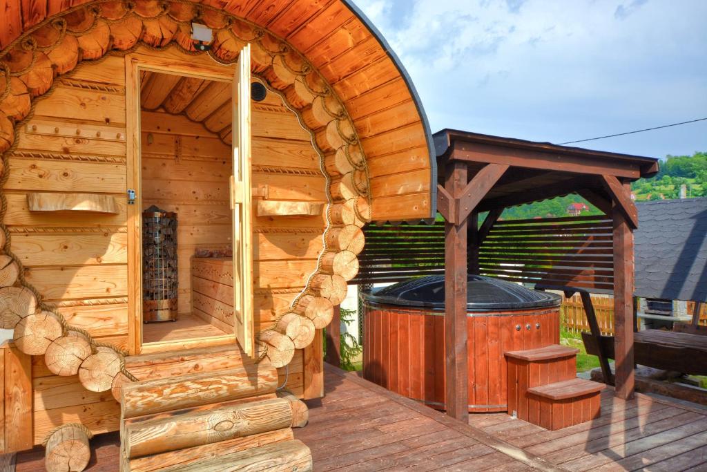 Cabaña de madera grande con cenador en Domki na Zaciszu, en Zawóz