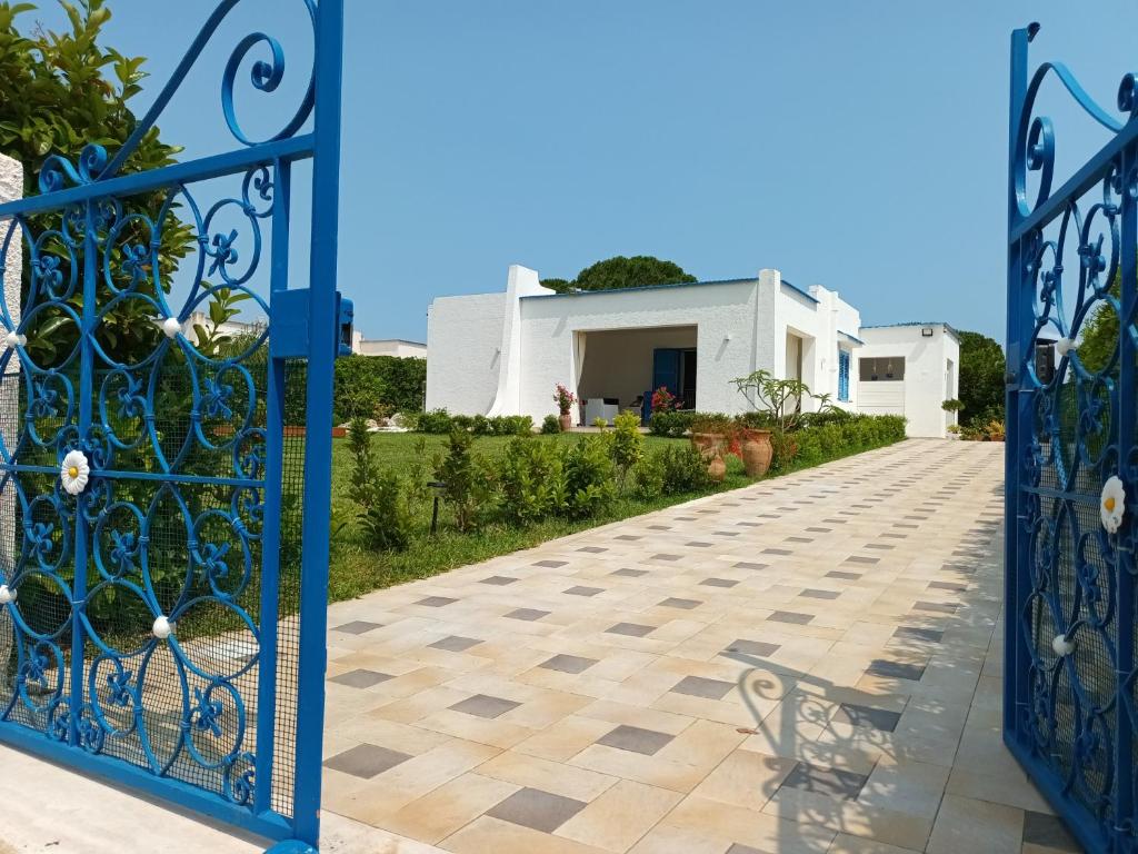 a blue gate in front of a house at Le Stelle di Orione in Fontane Bianche