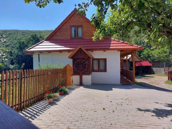 una piccola casa con una recinzione di fronte di Tulipános Vendégház 