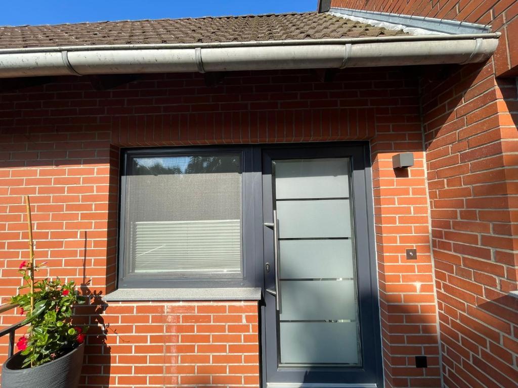 Casa de ladrillo con ventana y persianas en Ferienwohnung Moncho, en Hagenburg