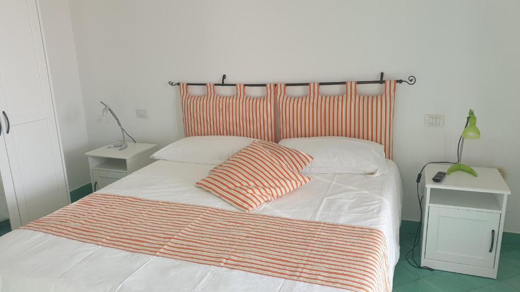 Кровать или кровати в номере Casa Gabriella - Amalfi Coast - Free Parking - Full Sea View